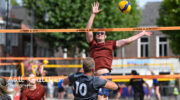 Beachvolleyballers maken er een mooie zondag van op het Plein