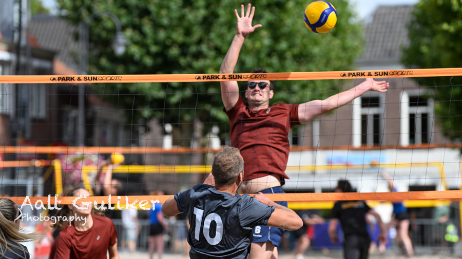 Beachvolleyballers maken er een mooie zondag van op het Plein