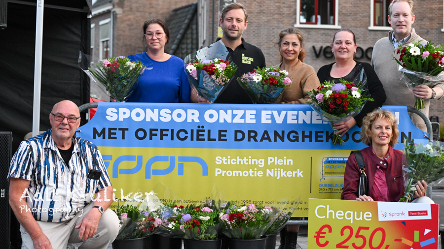 250 euro voor rolstoelbus Parelstaete tijdens bingo op Nijkerks Plein