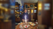 Geurt Veer viert 70ste verjaardag in karakteristiek café in Nijkerk