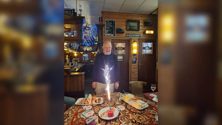 Geurt Veer viert 70ste verjaardag in karakteristiek café in Nijkerk