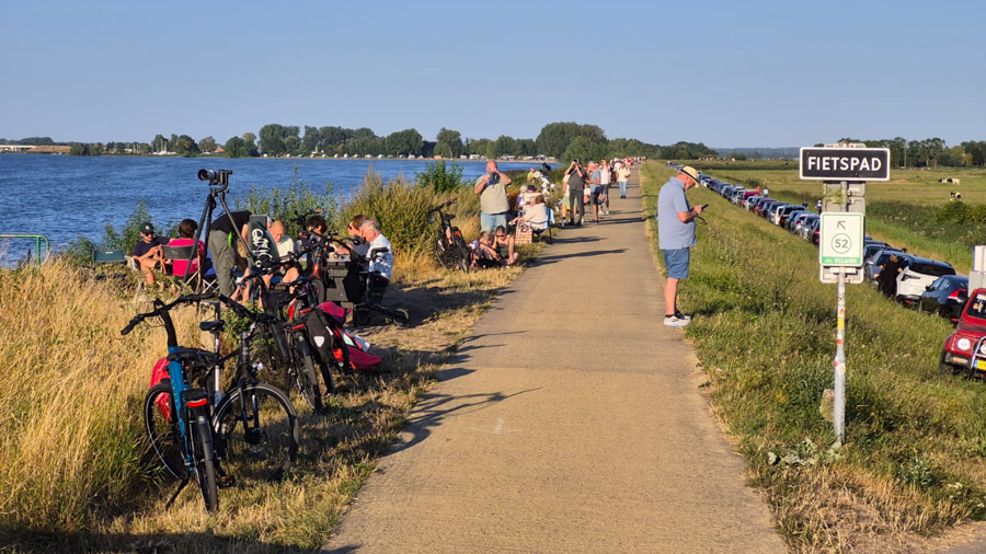 Veel belangstelling voor zonsverduistering vanaf Nijkerkse zeedijk