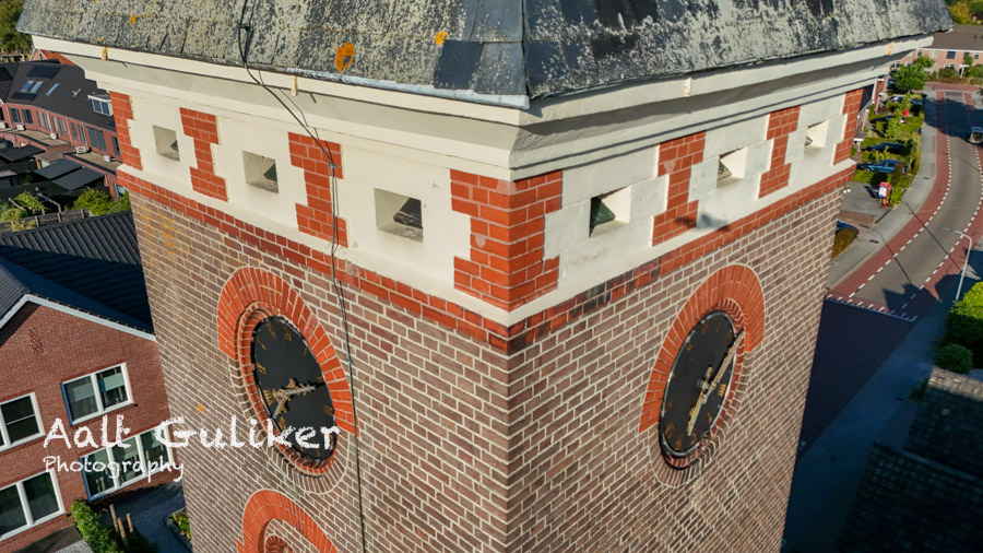 Markante kerktoren Nijkerkerveen van dichtbij vastgelegd met drone