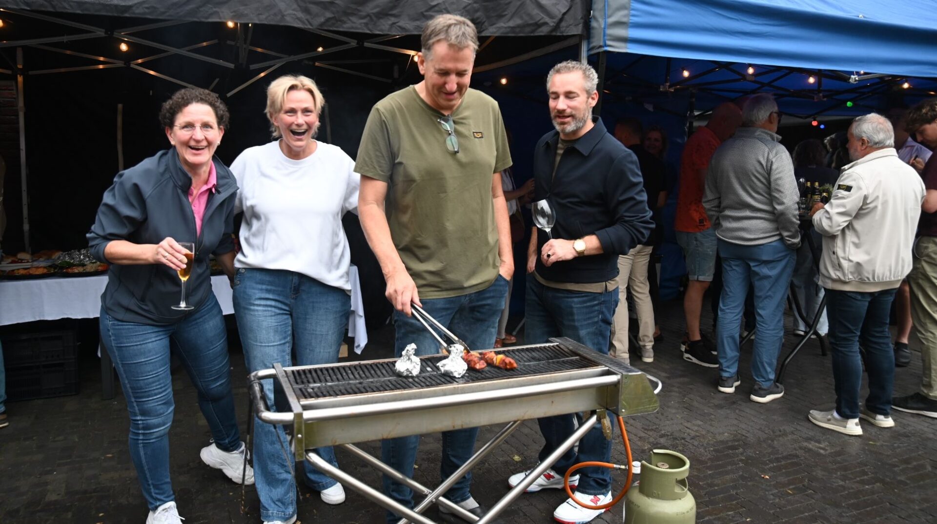 Regen houdt buurtbarbecue in Beekhoven Nijkerk niet tegen