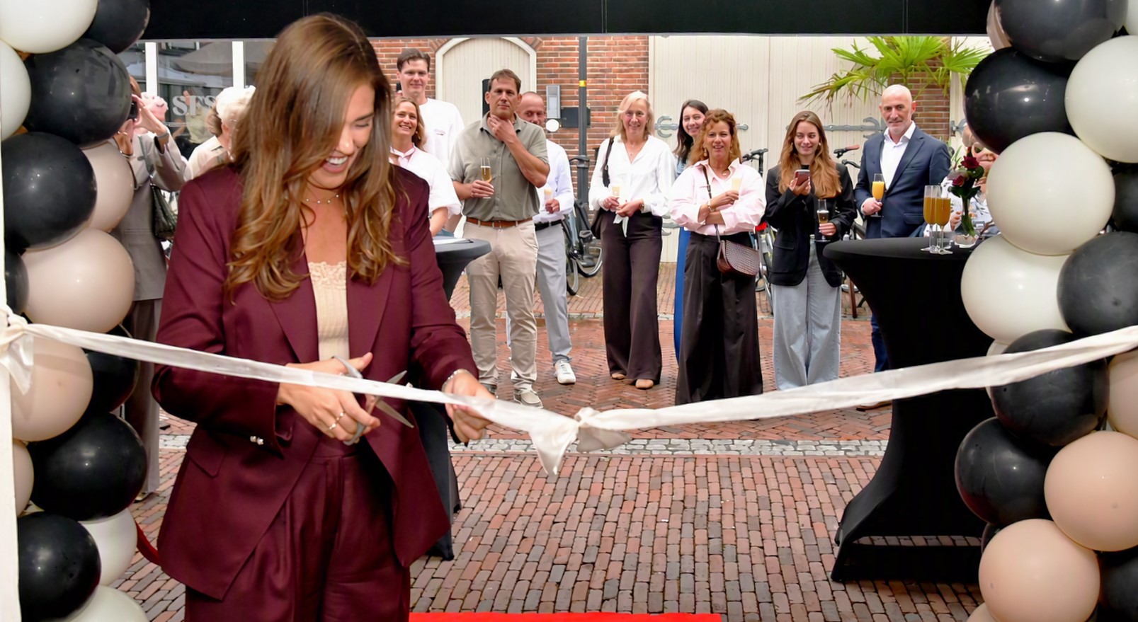 Nijkerkse ondernemer Emma Stitselaar opent eigen chique kledingatelier