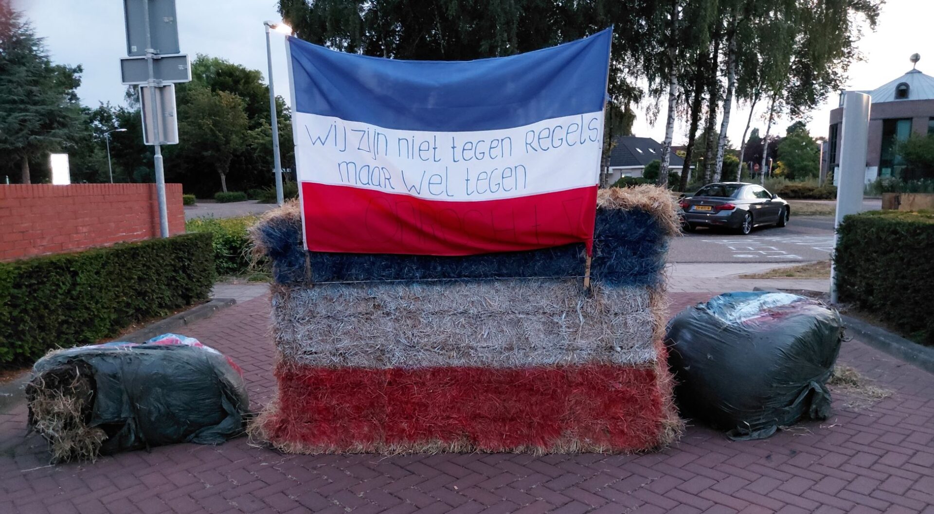 Nijkerkse boeren barricaderen toegang Nijkerks gemeentehuis