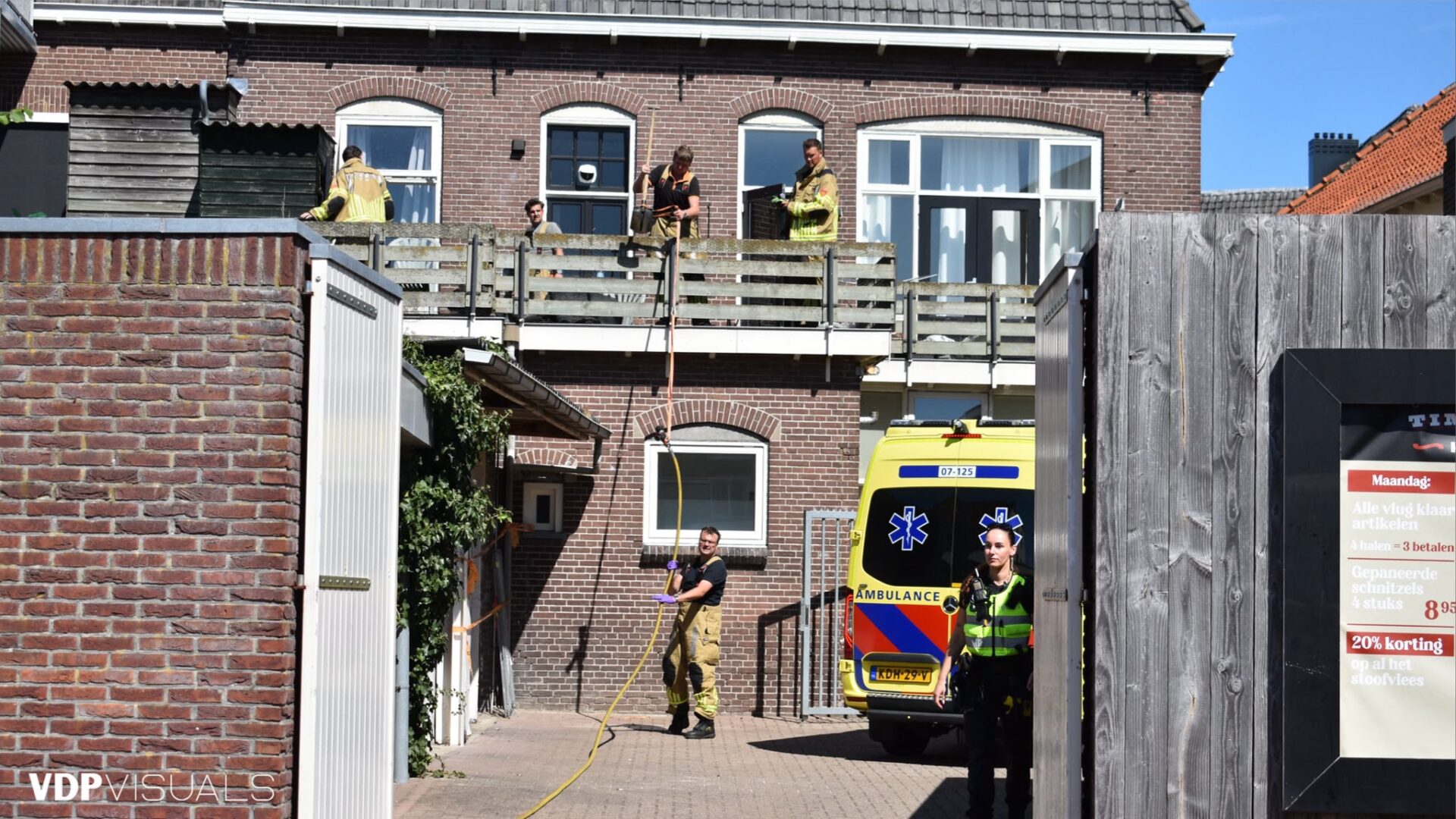 Man gewond na val door asbestdak bij brand aan Wheemplein in Nijkerk