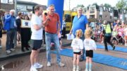 Kleine hardlopers met een groot hart: Haley (5) en Senna (5) uit Hoevelaken rennen voor hun zieke oom die Long COVID heeft