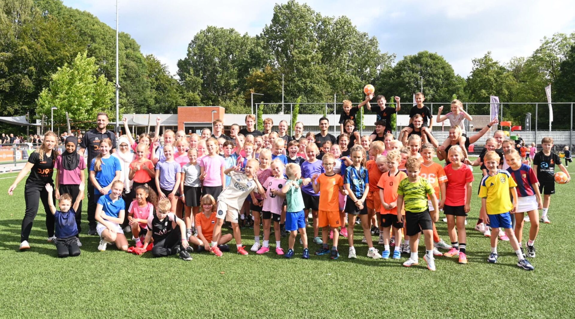 Zonnige Startdag bij Sparta (N)/DJOPS: Jeugd krijgt les