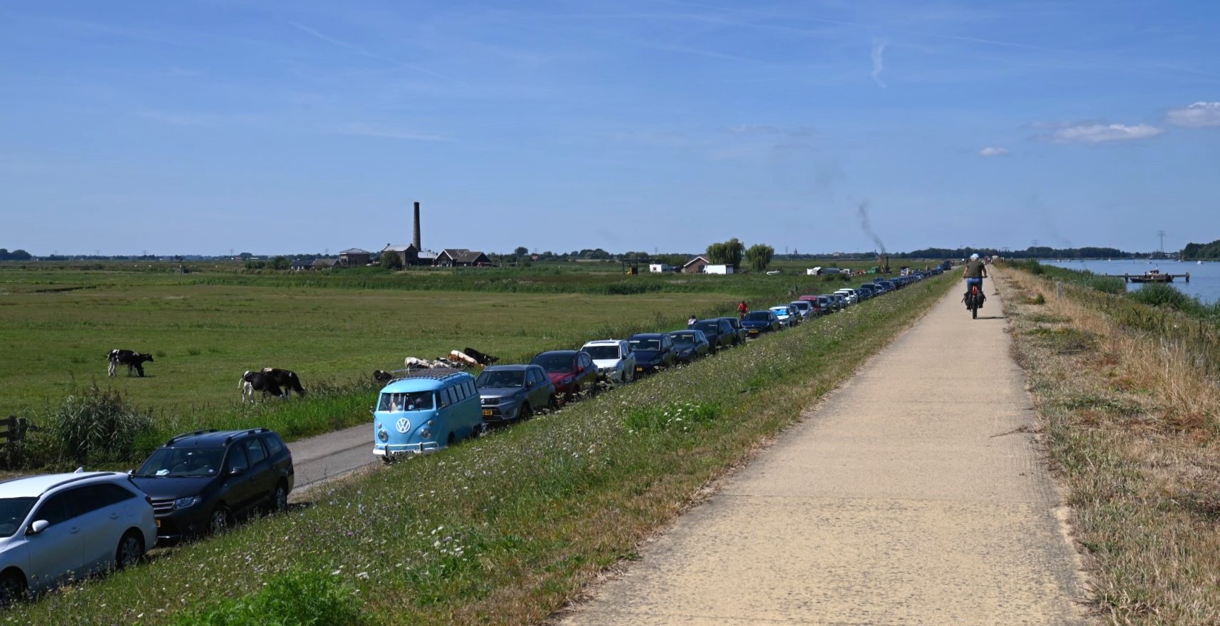 Ministoomdag in Nijkerkse polder zorgt voor honderden meters lange file langs Zeedijk