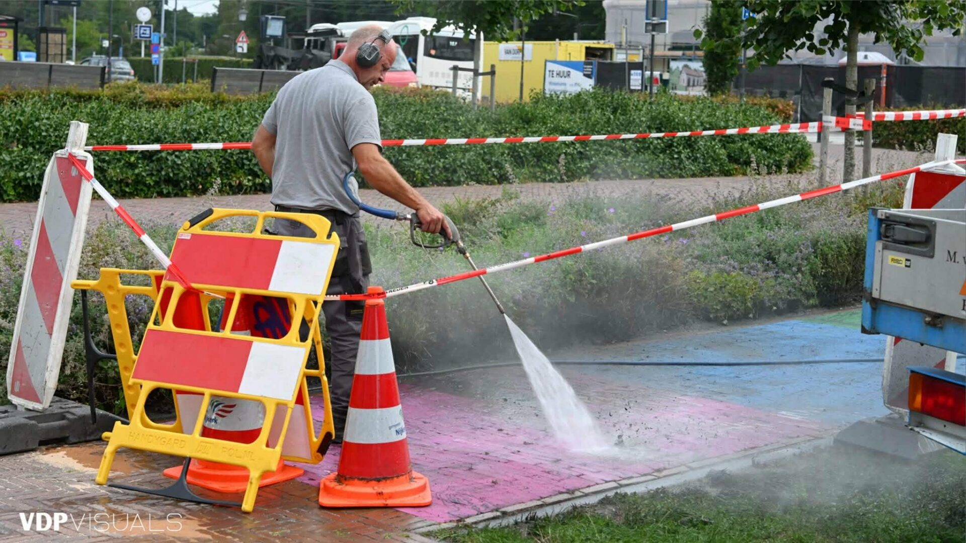 Snel herstel van beklad regenboogpad bij NS-Station Nijkerk