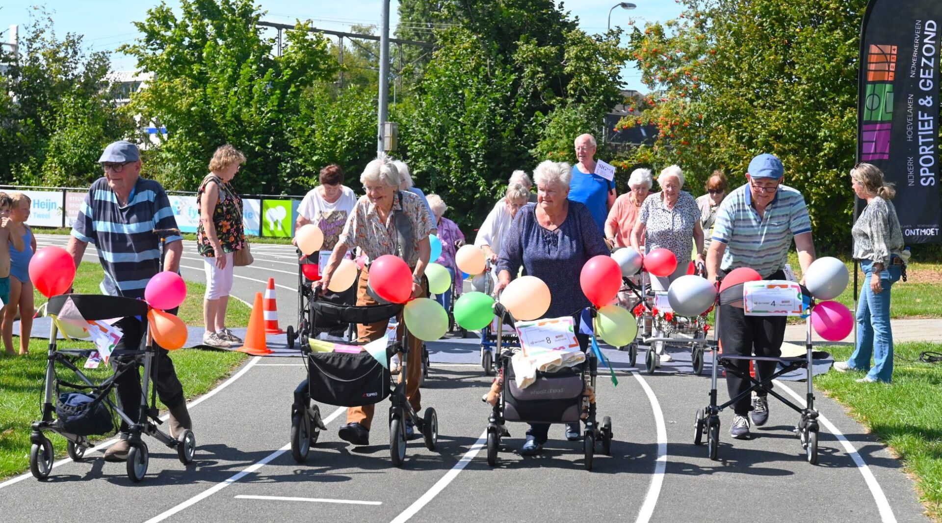 Ouderen glunderen tijdens feestelijke Rollatorrun in Nijkerk