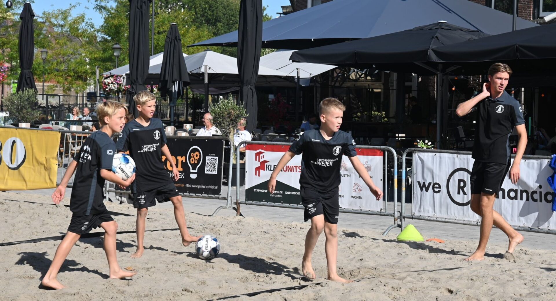 Plein in Nijkerk omgetoverd tot beachstadion voor jeugd Sparta Nijkerk