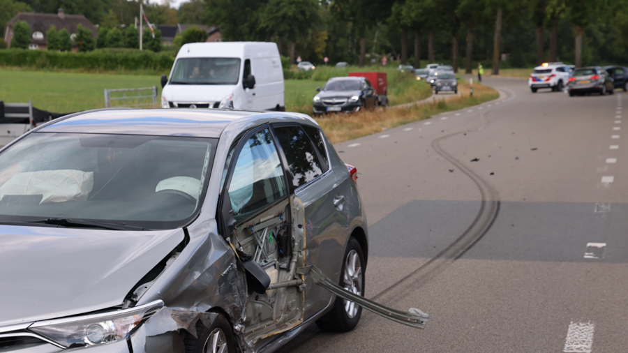 Frontale botsing op Barneveldseweg