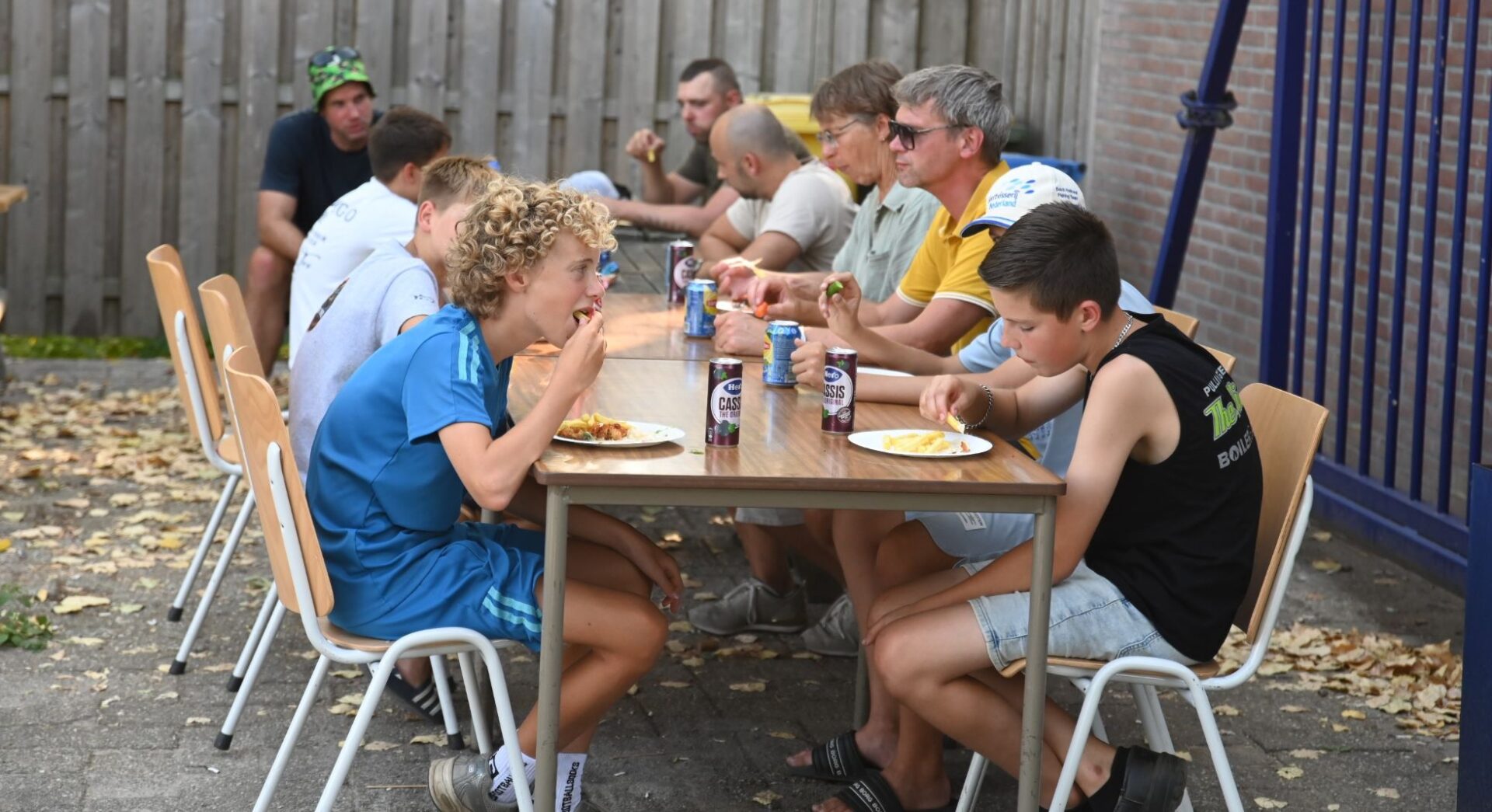Hete jeugdvisnacht bij plas Watergoor in Nijkerk