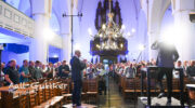 Massale samenzang tijdens tweede Mannenzang in Grote Kerk