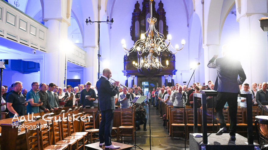 Massale samenzang tijdens tweede Mannenzang in Grote Kerk