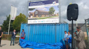Leerlingen en wethouder onthullen bouwdoek: bouw J.H. Donnerschool officieel van start