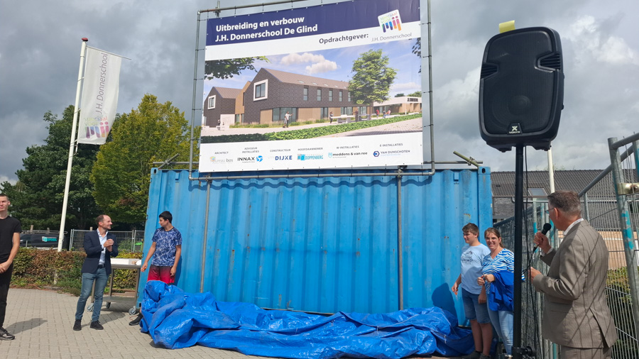 Leerlingen en wethouder onthullen bouwdoek: bouw J.H. Donnerschool officieel van start