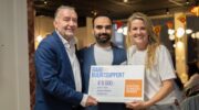 Uitreiking Rabobank-cheque tijdens matchingsdiner Buddy to Buddy Nijkerk