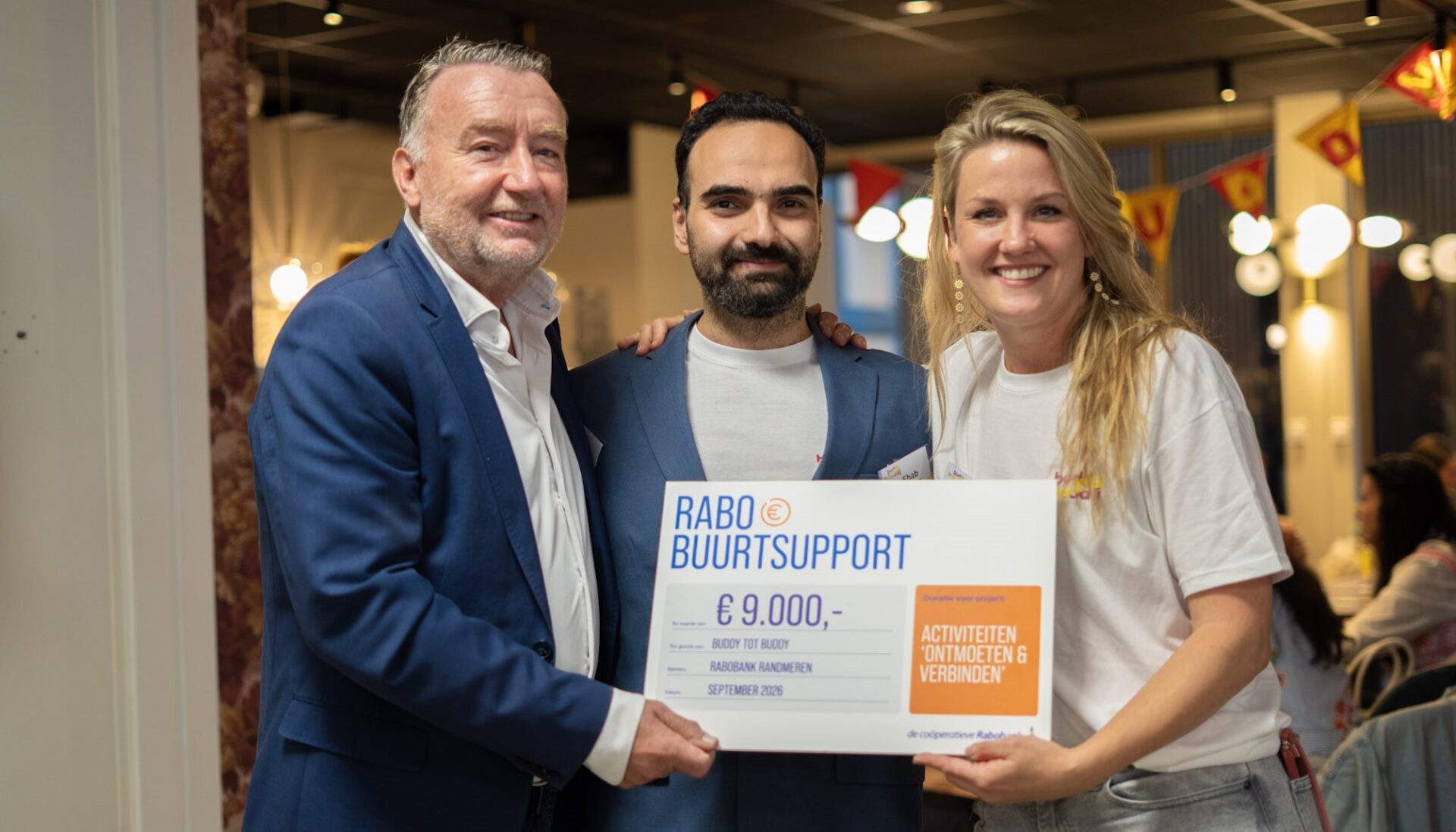 Uitreiking Rabobank-cheque tijdens matchingsdiner Buddy to Buddy Nijkerk