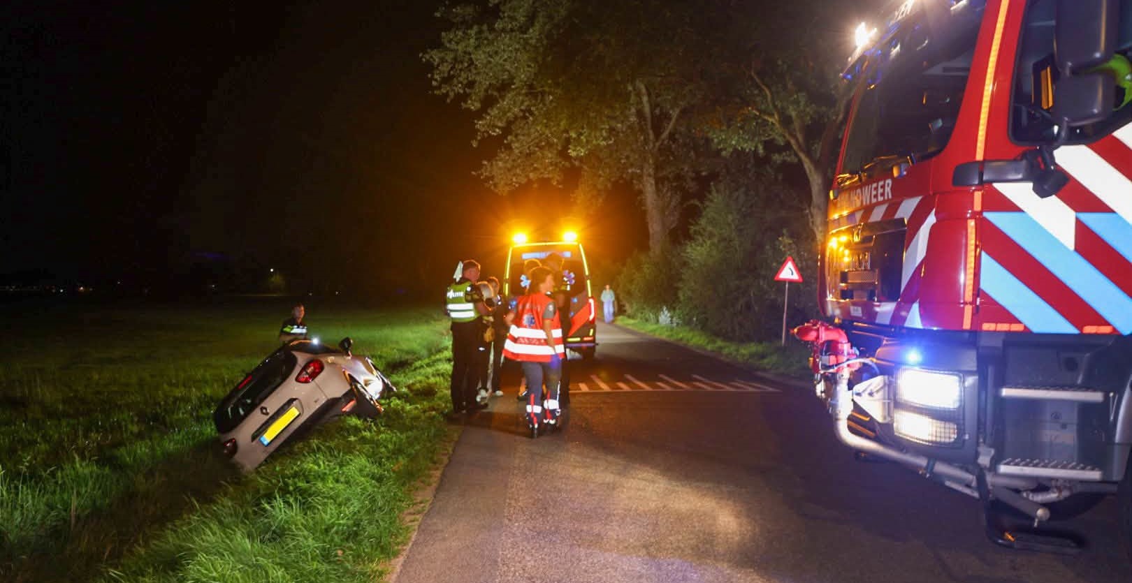 Twee dames in auto belanden in de sloot Schoenlapperweg
