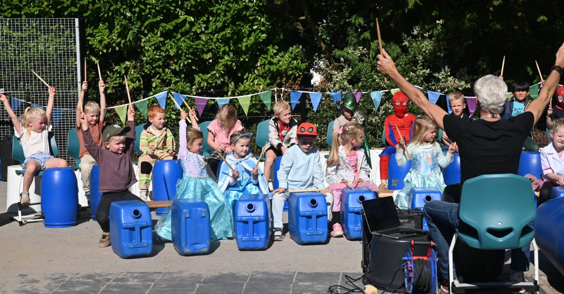 Nieuw gebouw Kindercampus Blokhuus feestelijk geopend met spectaculair trommelspektakel