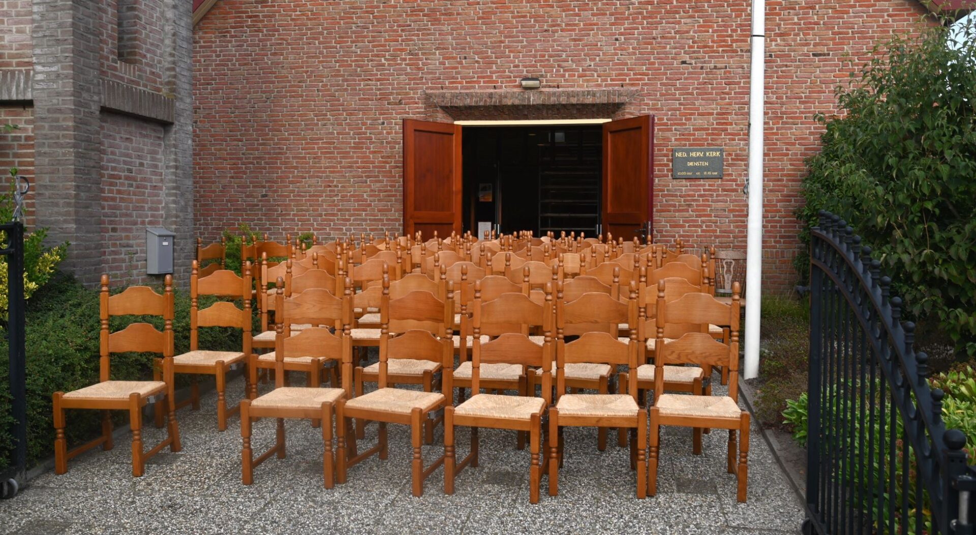 Vele handen maken licht werk tijdens grote schoonmaak Eben-Haëzerkerk