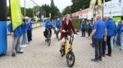 Burgemeester De Jonge fietst laatste meters mee met Nijkerkse Fiets4daagse