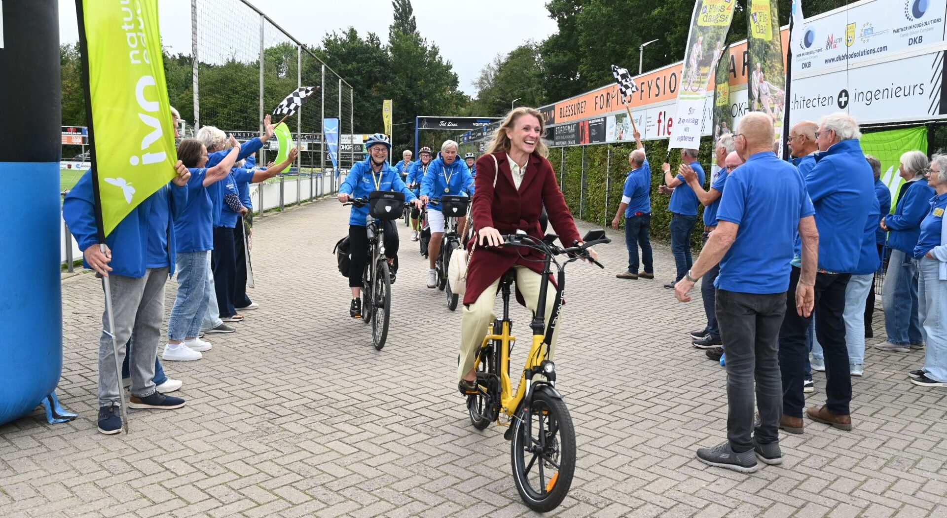 Burgemeester De Jonge fietst laatste meters mee met Nijkerkse Fiets4daagse