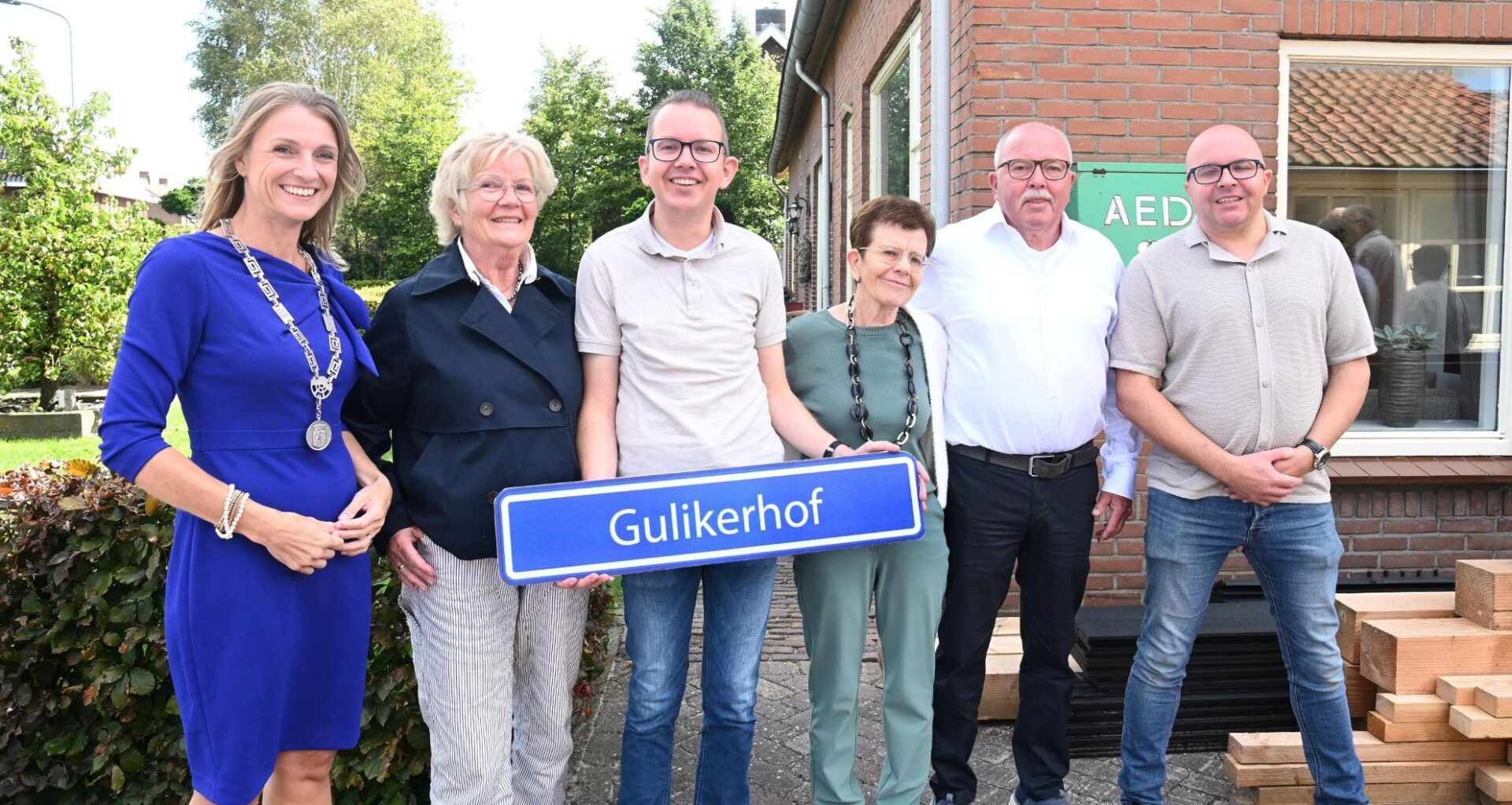 Familie Guliker blij verrast: Gulikerhof is onthuld in Nijkerkerveen