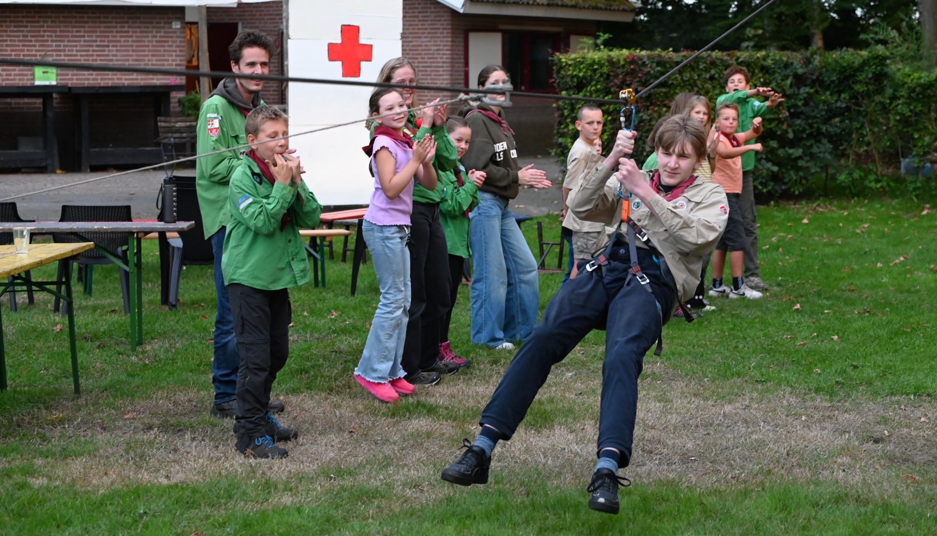 Oudste scouts van Scouting Hiawatha vliegen spectaculair over via kabelbaan