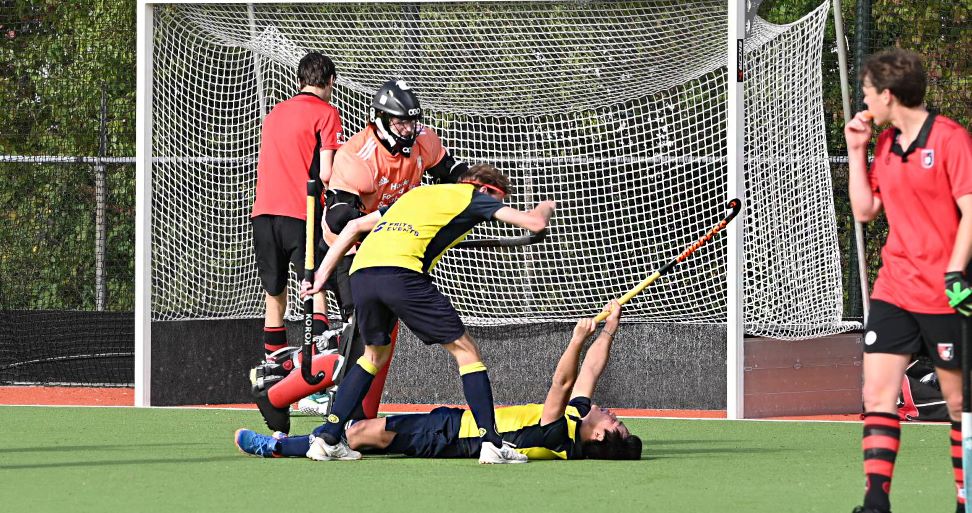 Veerkrachtige Nijkerkse hockeyheren slepen in krankzinnige slotfase gelijkspel uit het vuur tegen Sc