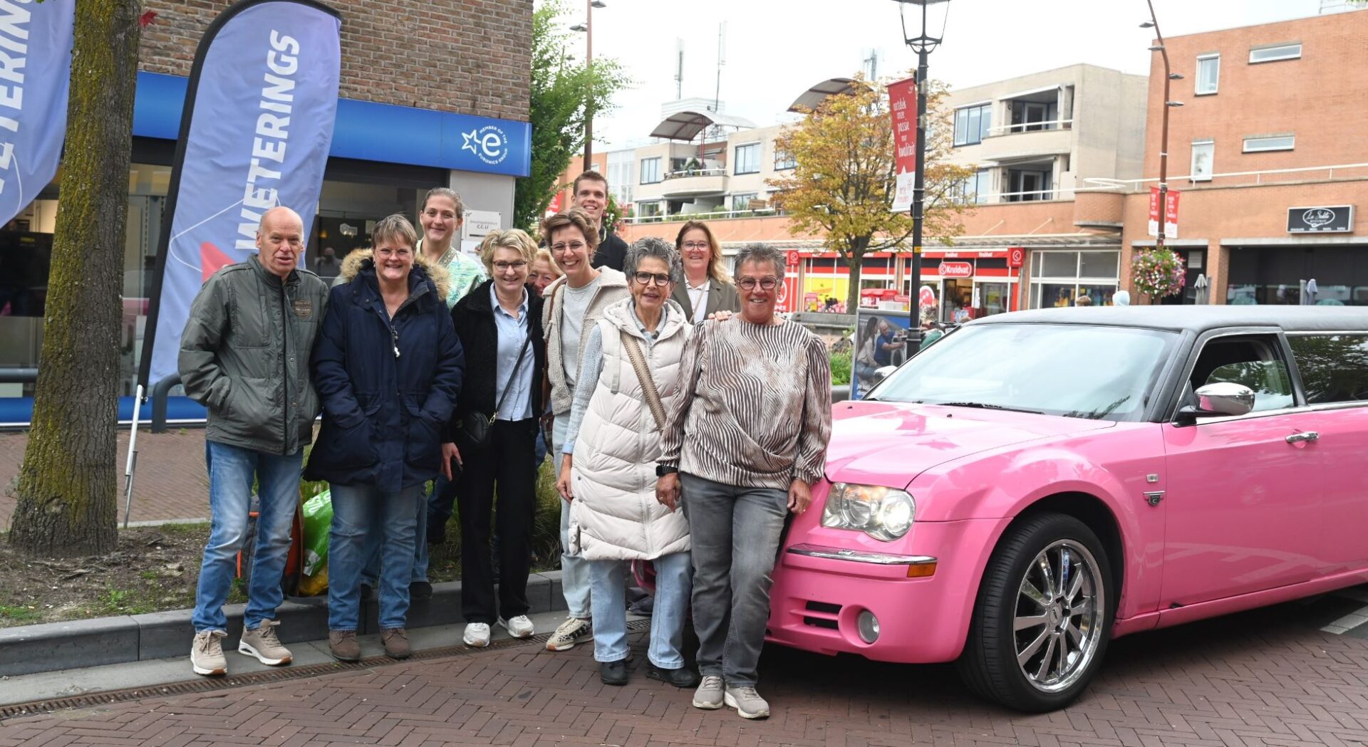 Vijftig jaar in dienst van Jumbo Hoevelaken: Ritha met roze limousine opgehaald