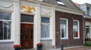 Raam ingegooid bij woning aan de Koetsendijk in Nijkerk