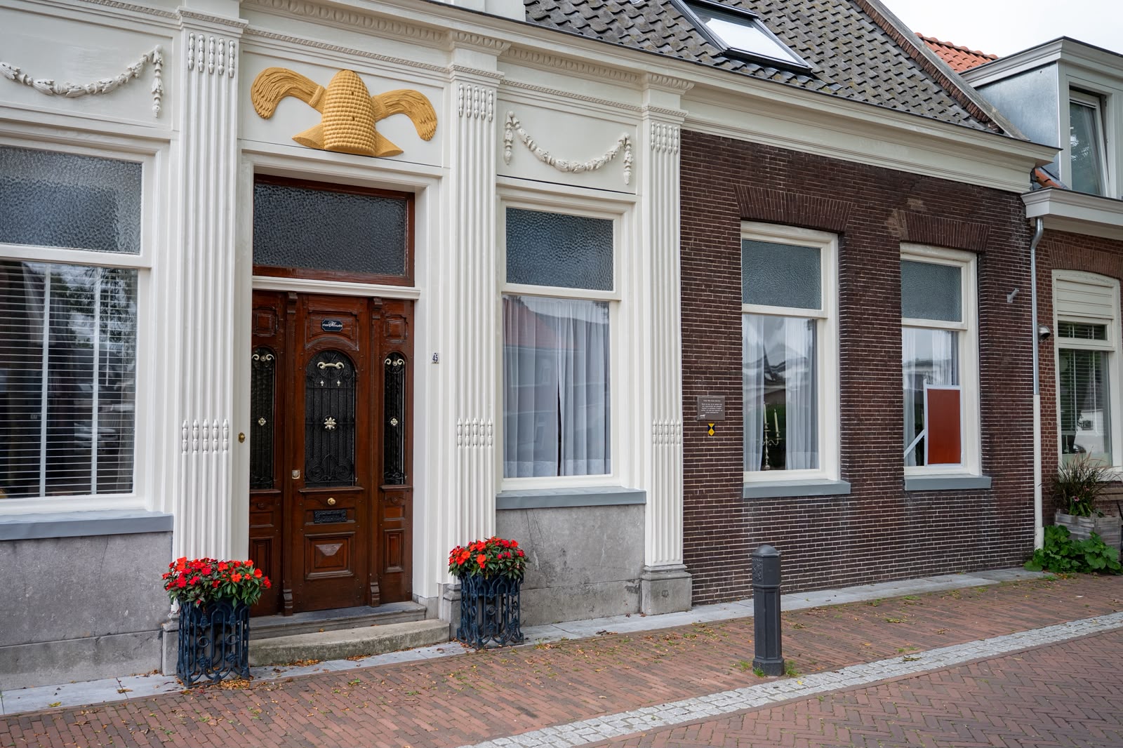 Raam ingegooid bij woning aan de Kolkstraat in Nijkerk