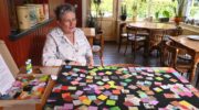 Bewoners Hoevelaken maken gezamenlijk een kunstwerk tijdens kunstroute