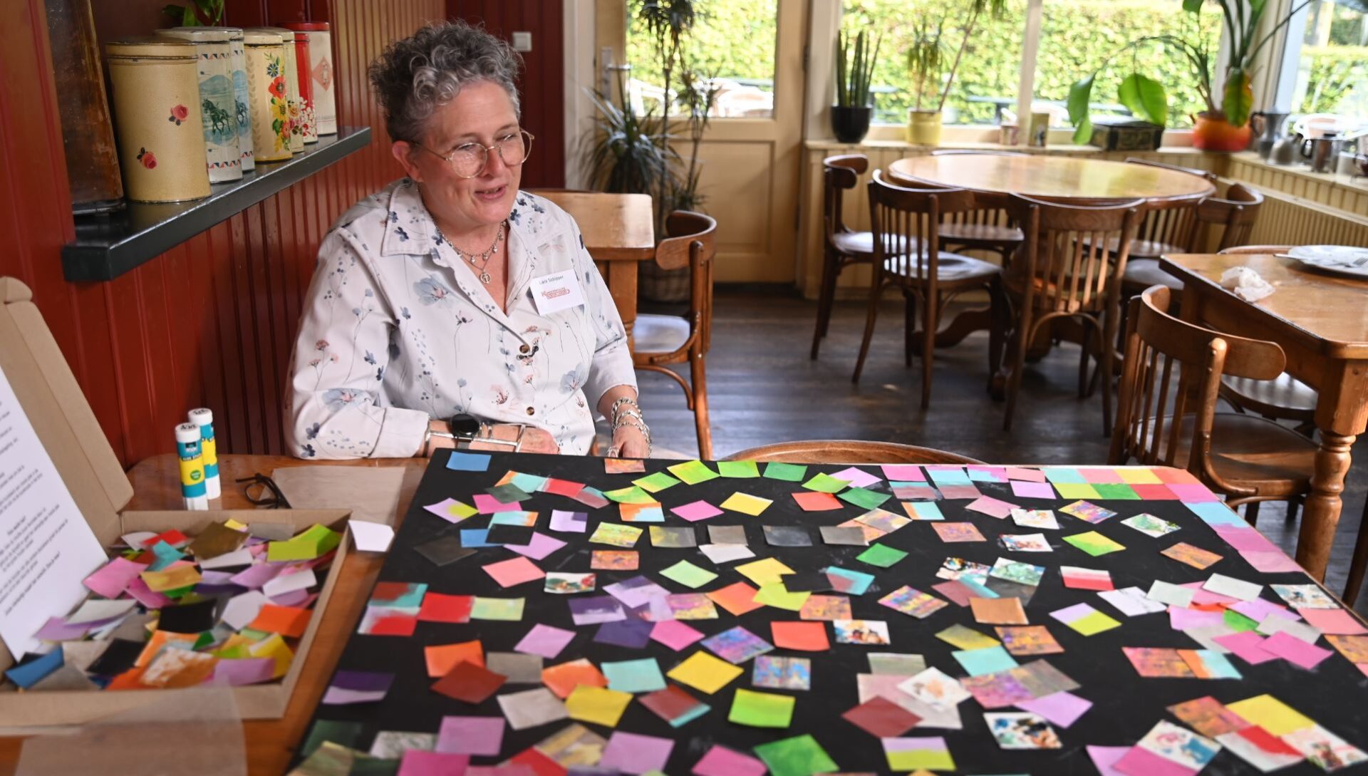 Bewoners Hoevelaken maken gezamenlijk een kunstwerk tijdens kunstroute