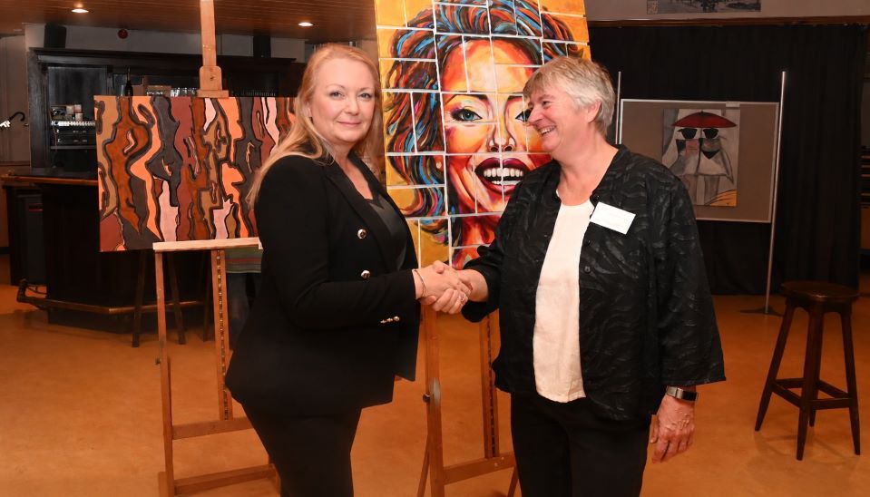 Wethouder Van den Nieuwendijk geeft startsein Kunstroute Hoevelaken