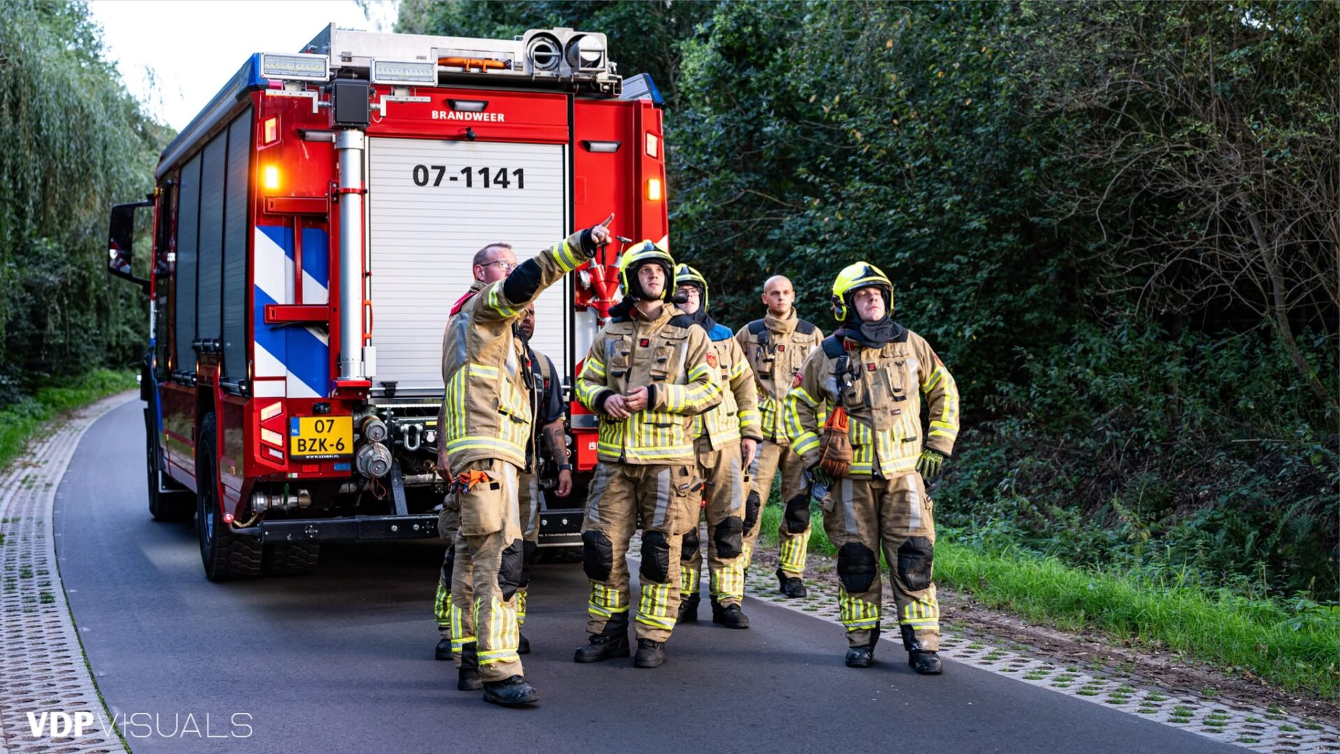 Loshangende tak zorgt voor inzet brandweer aan Meskampersteeg