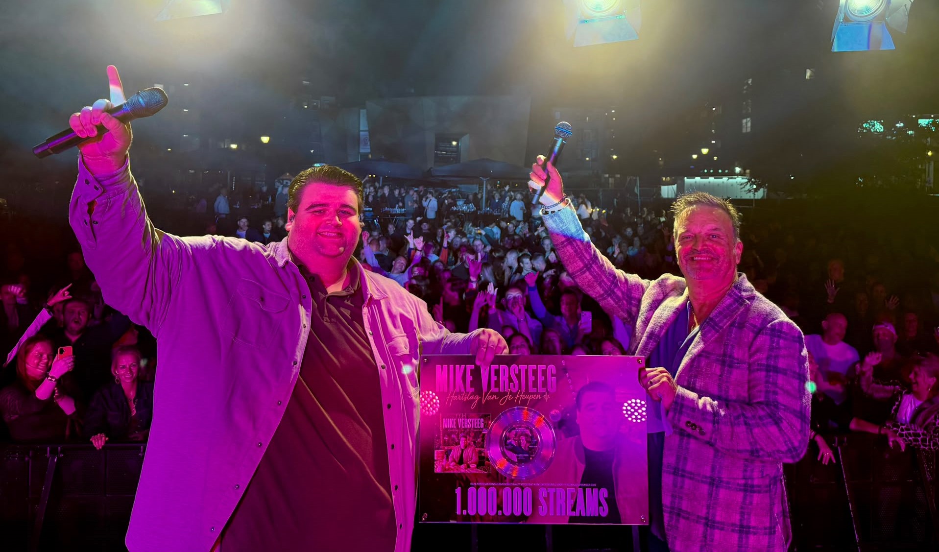 Zanger Mike Versteeg verrast met award voor 1,5 miljoen streams