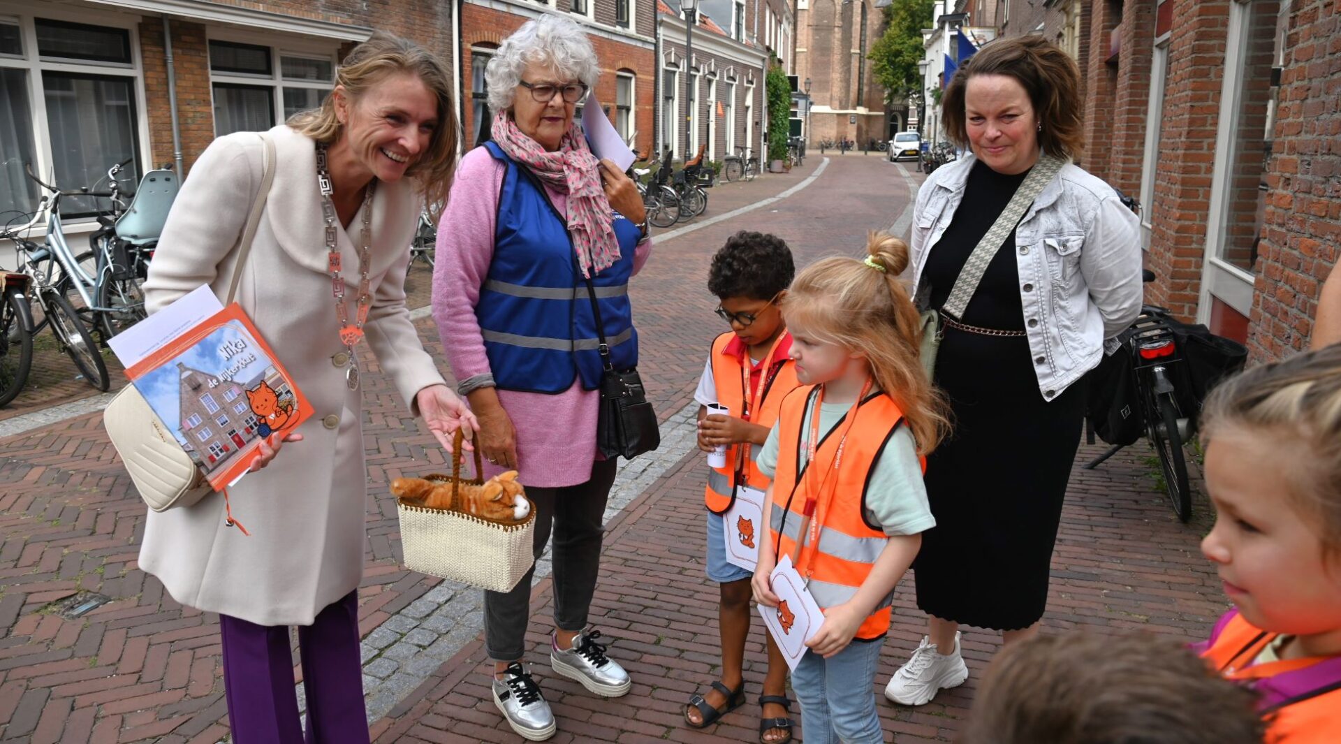 Burgemeester Tinet de Jonge gidst enthousiaste kinderen tijdens succesvolle ‘Nika de Nijkerkkat Katt