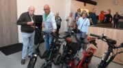 Oldtimer Club Nijkerk op de pedalen tijdens bedrijfsbezoek aan Opmaet