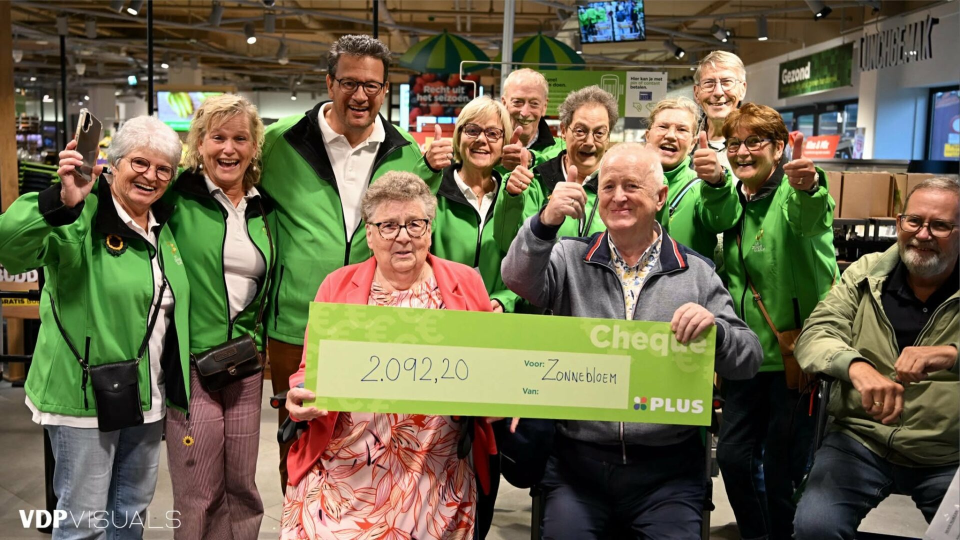 Inzamelingsactie bij PLUS in Nijkerk: verenigingen ontvangen mooie cheques
