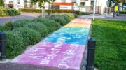 Regenboogpad voor vijfde keer beklad op Stationsplein in Nijkerk