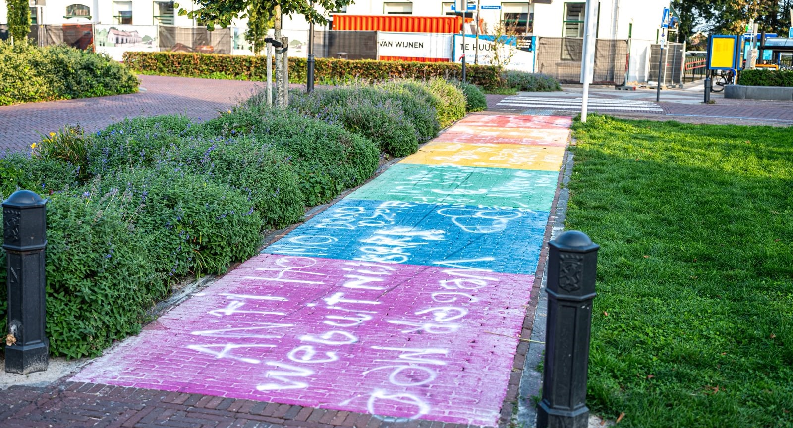 Regenboogpad voor vijfde keer beklad op Stationsplein in Nijkerk