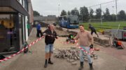Vrijwilligers Veensche Boys vroeg uit de veren om straatwerk te vernieuwen