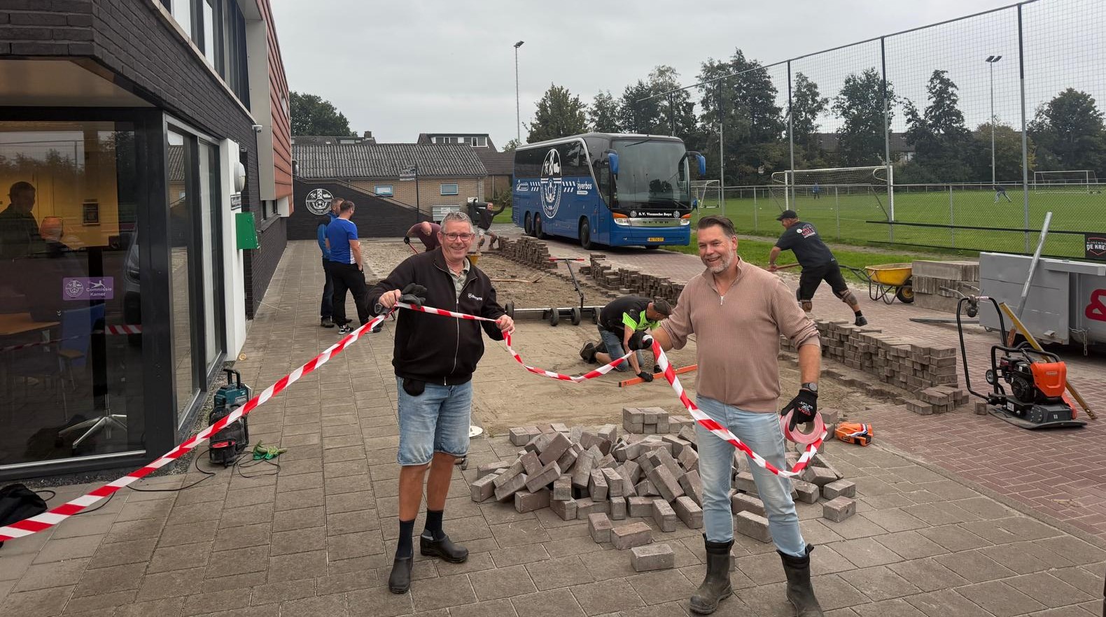 Vrijwilligers Veensche Boys vroeg uit de veren om straatwerk te vernieuwen