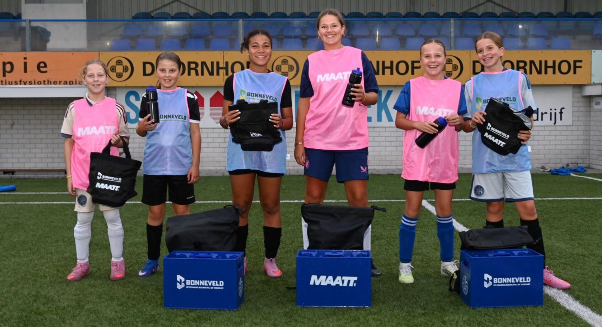 Meidenteams Veensche Boys in het nieuw gestoken