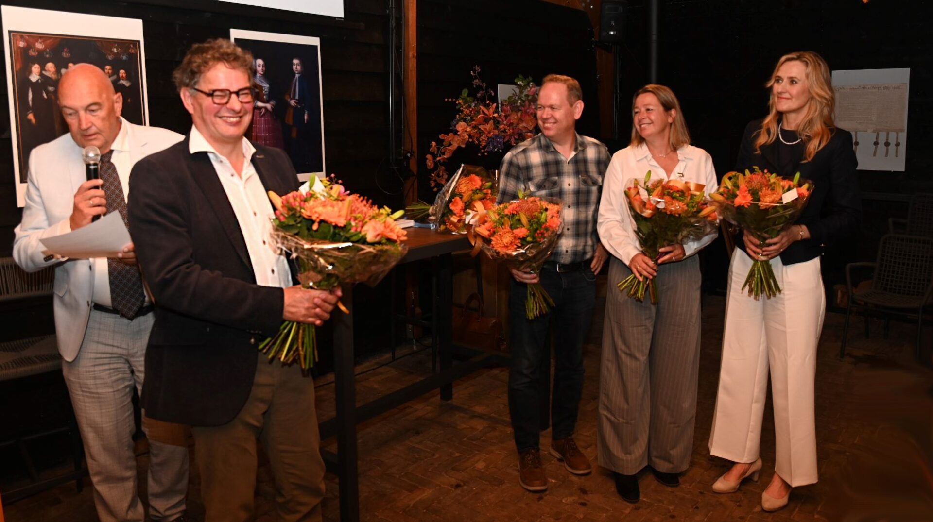 Burgemeester onthult historisch boek over Stichting Weeshuis te Nijkerk